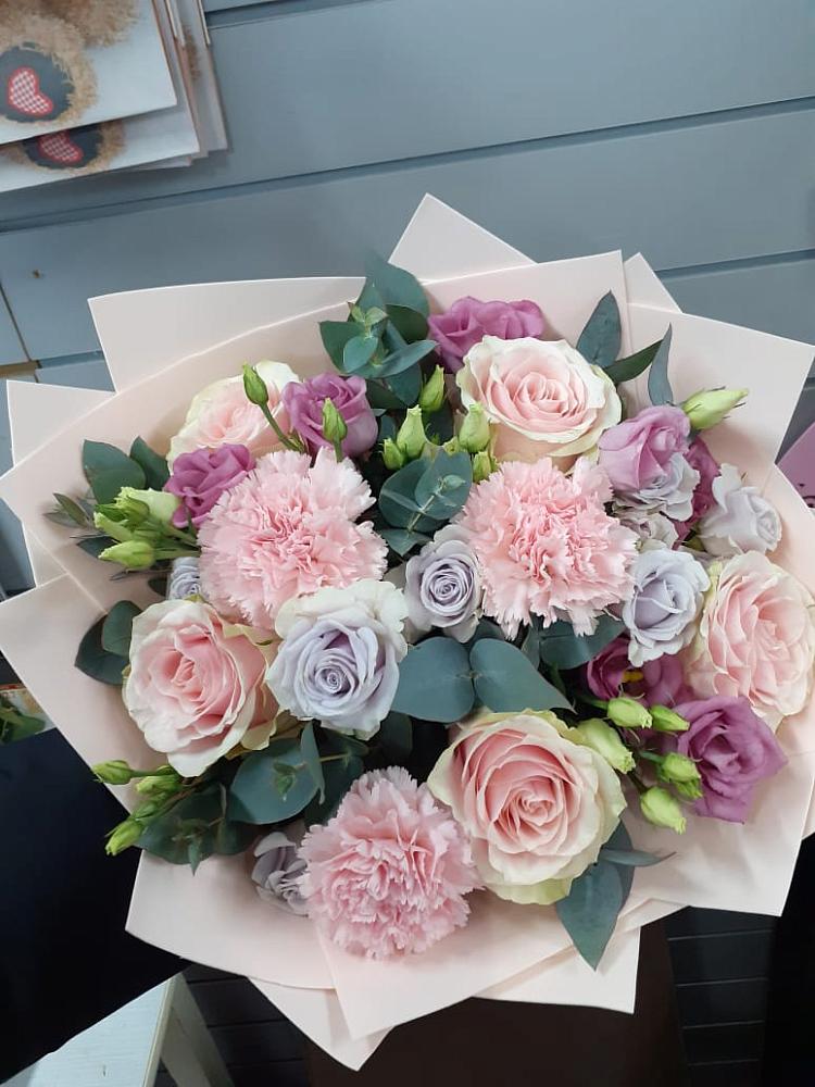 Букет цветов из: Розы, Гвоздики и Лизиантусы в Алексеевка Уфимский район